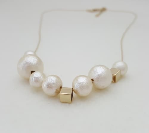 Fashion jewelry_ Fashion accessories_ pearl necklace_ neck